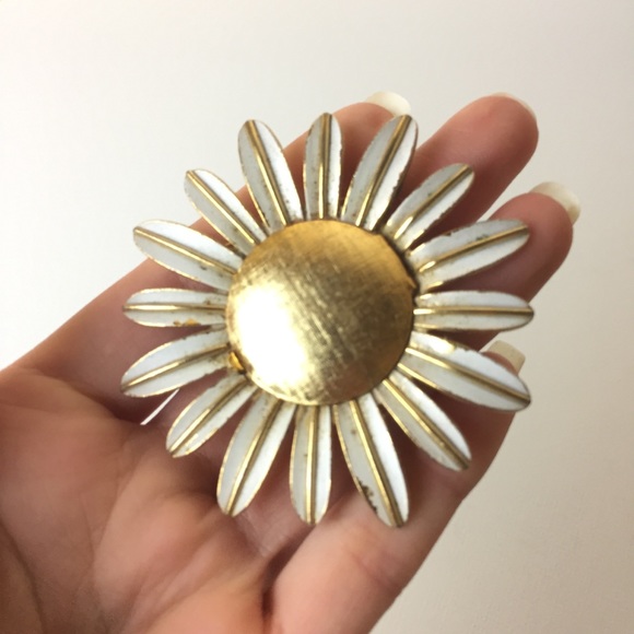 Vintage Avon Enamel Daisy Gold Tone Brooch - Picture 7 of 8